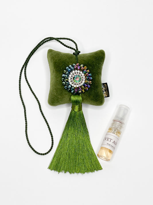 Pakabinamas kvapas su žėrinčiais kristalais