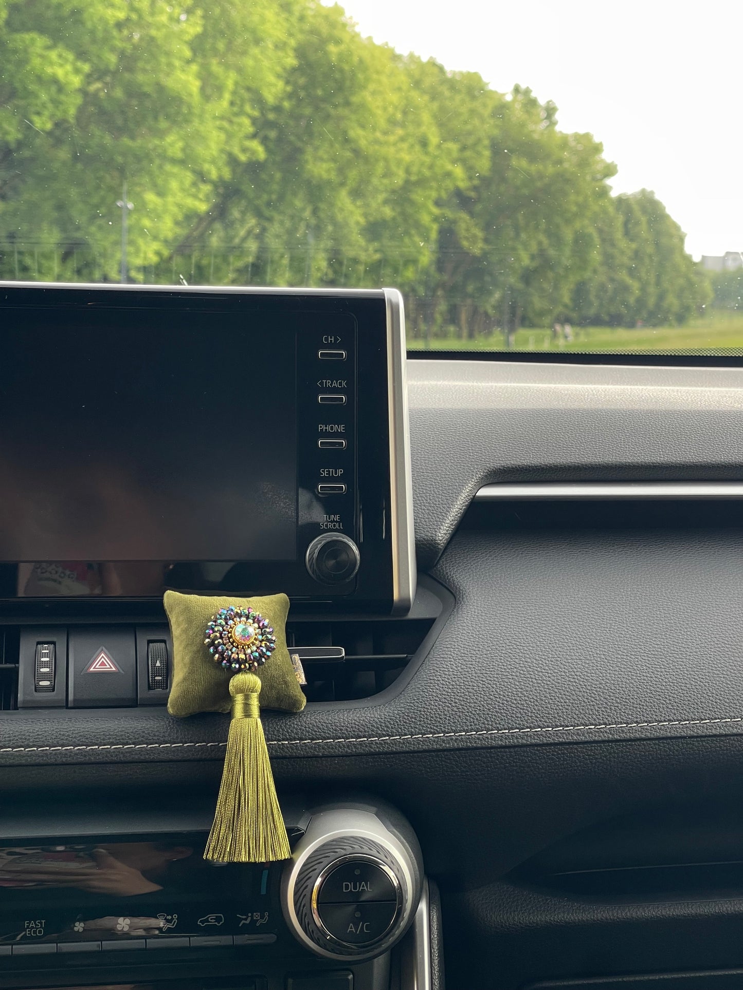 Kvapas automobiliui su žėrinčiais kristalais
