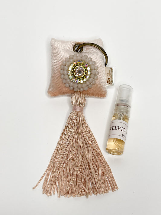 Kvepiantis raktų pakabukas su žėrinčiais kristalais