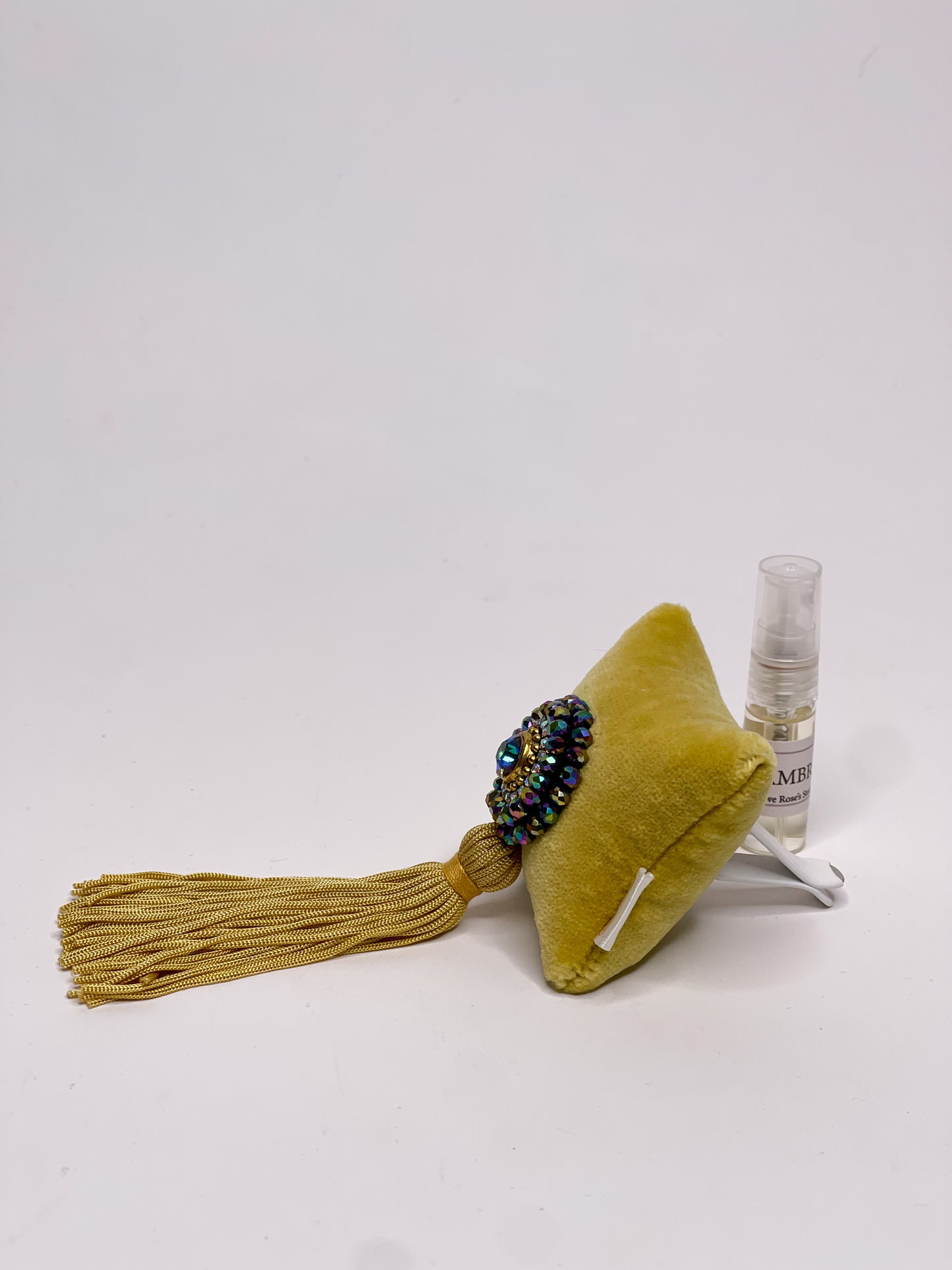Car fragrance with sparkling crystals