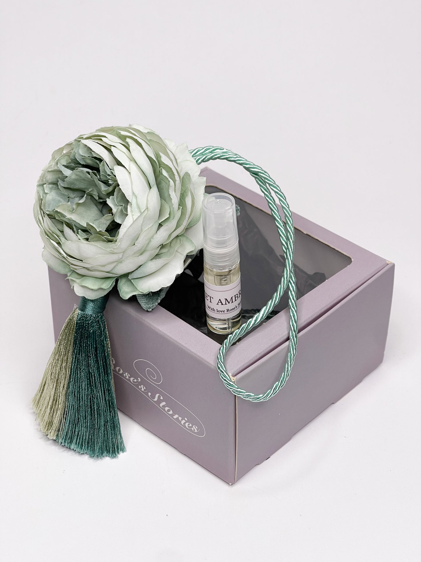 Pakabinamas kvapas “Žalsvas bijūnėlis su dvispalviu kutu”