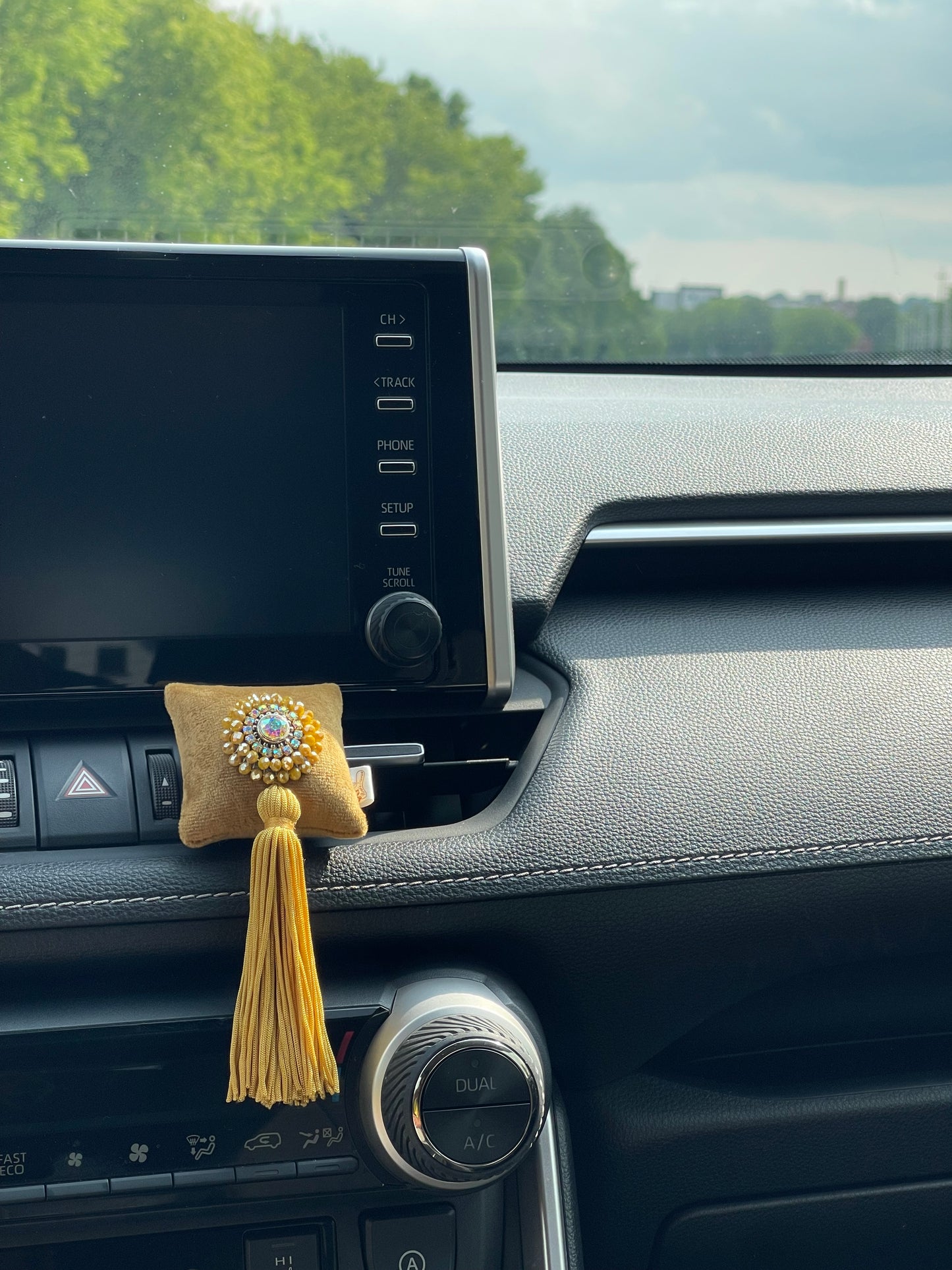 Car fragrance with sparkling crystals