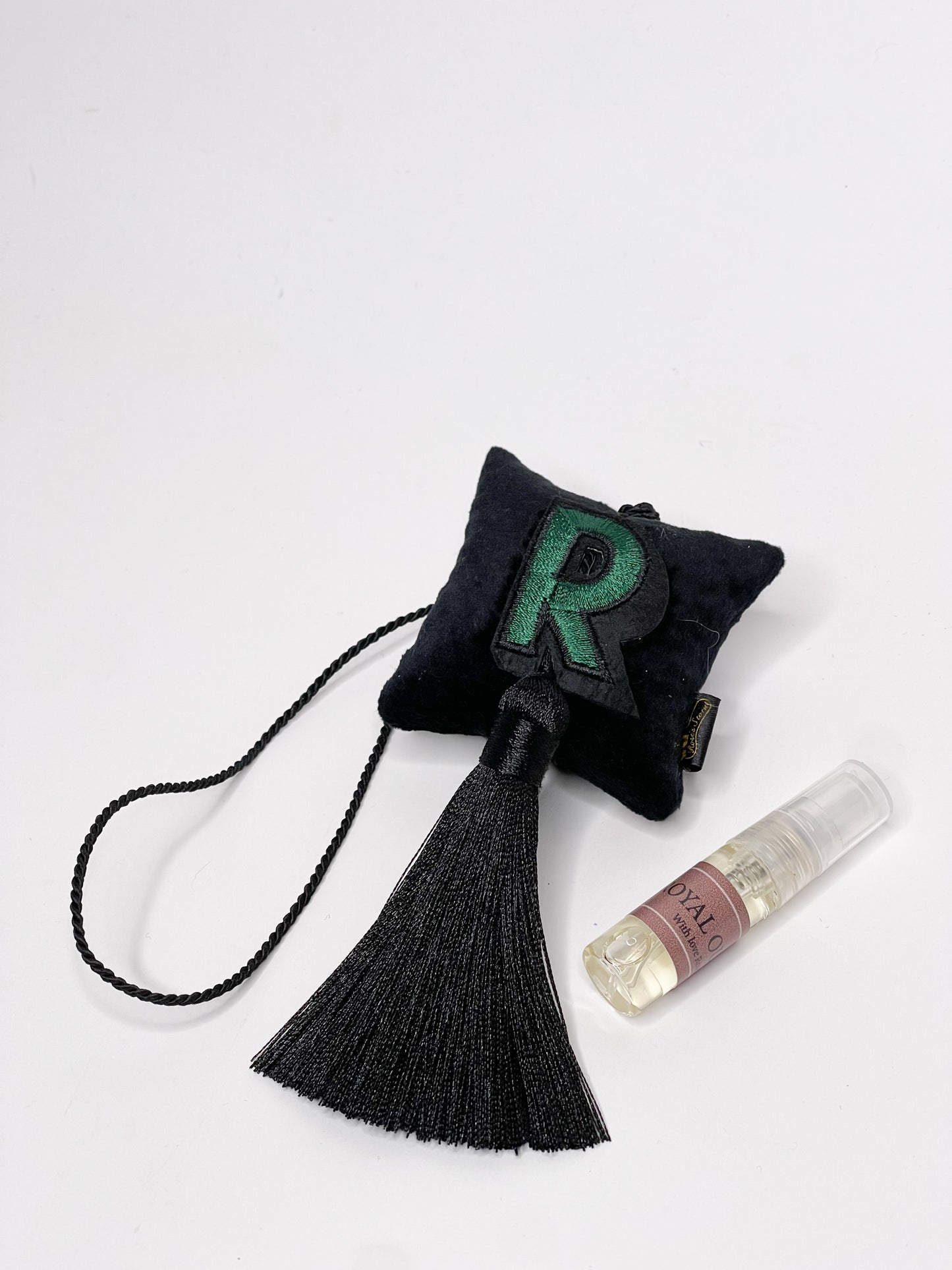 Pakabinamas kvapas raidė “R”