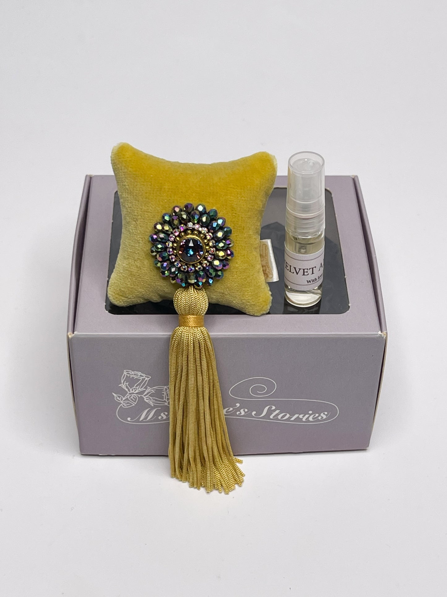 Car fragrance with sparkling crystals