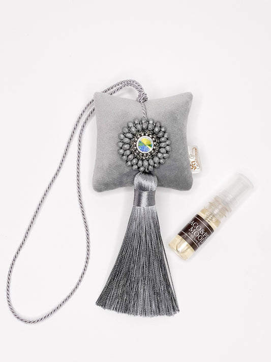 Pakabinamas kvapas su žėrinčiais kristalais