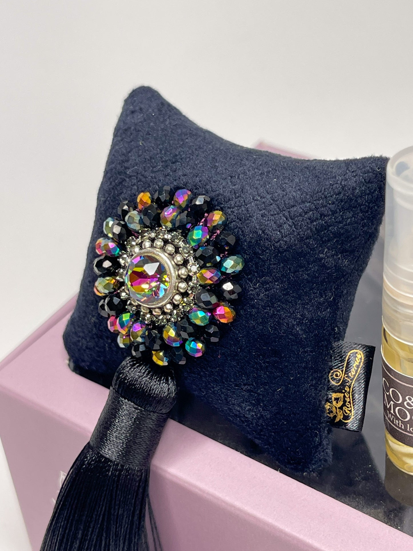 Car fragrance with sparkling crystals