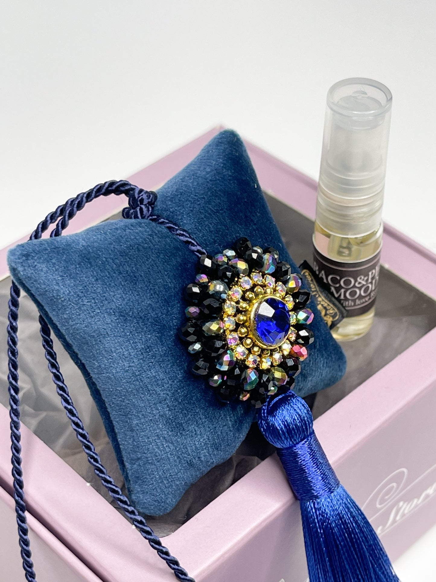 Hanging fragrance with sparkling crystals
