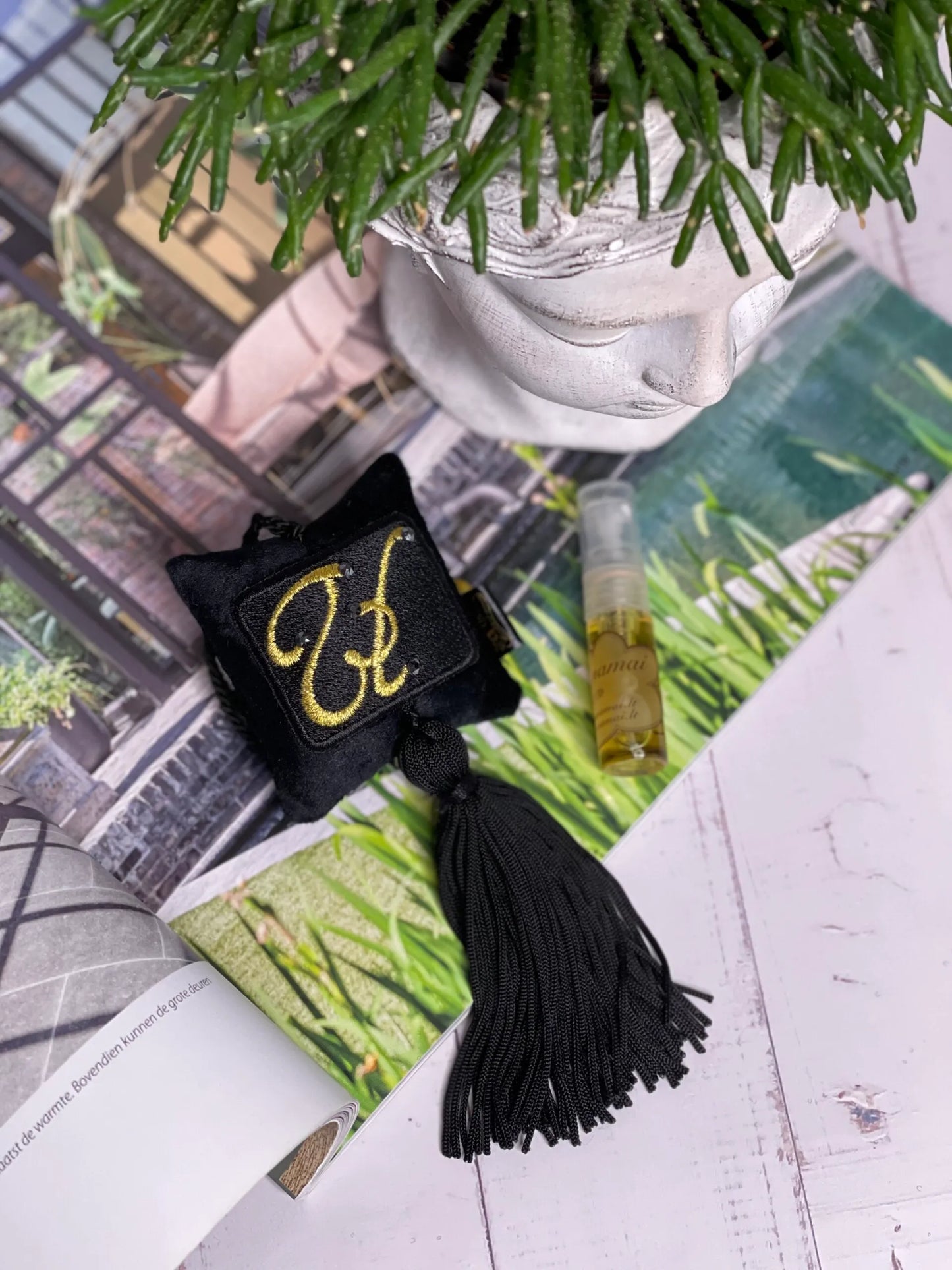 Hanging scent letter "U"