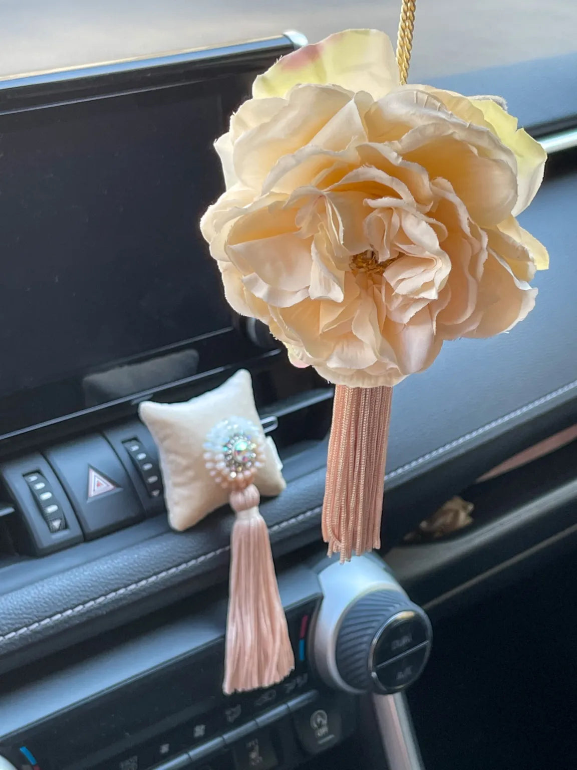 Car fragrance with sparkling crystals