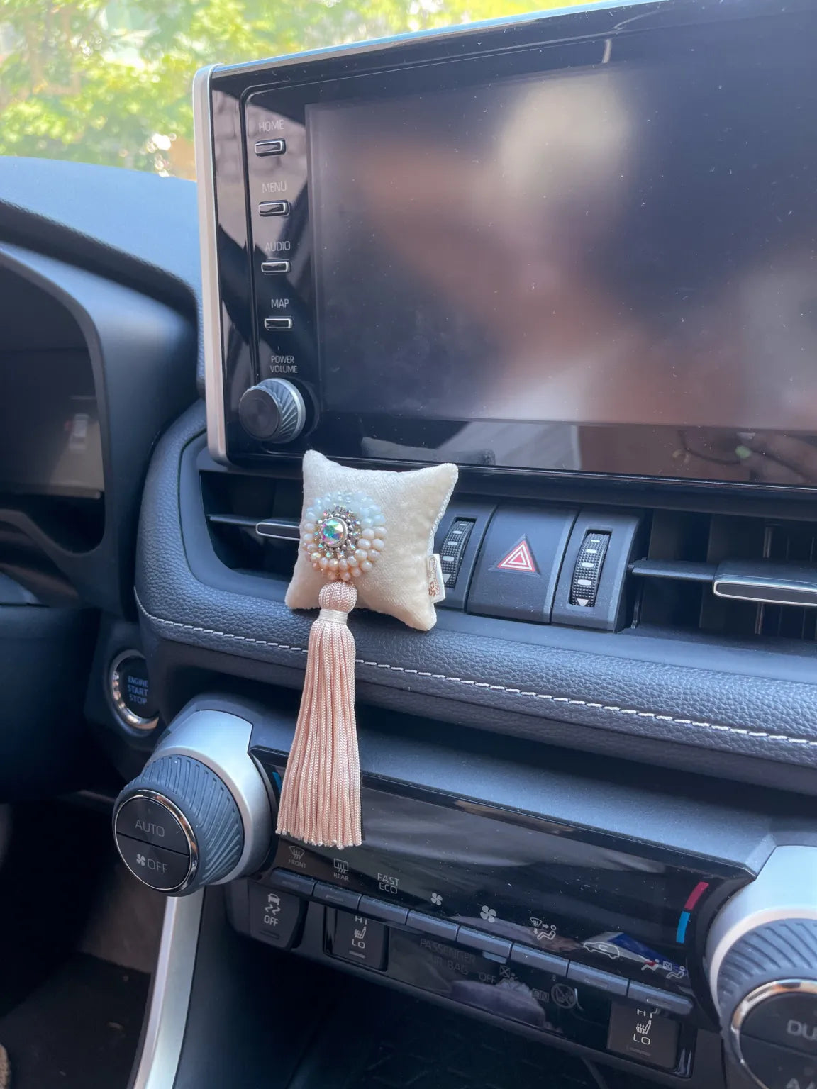 Car fragrance with sparkling crystals