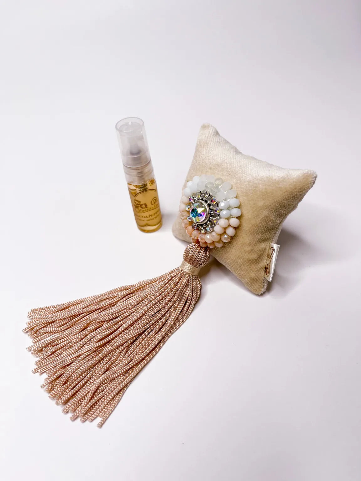 Car fragrance with sparkling crystals