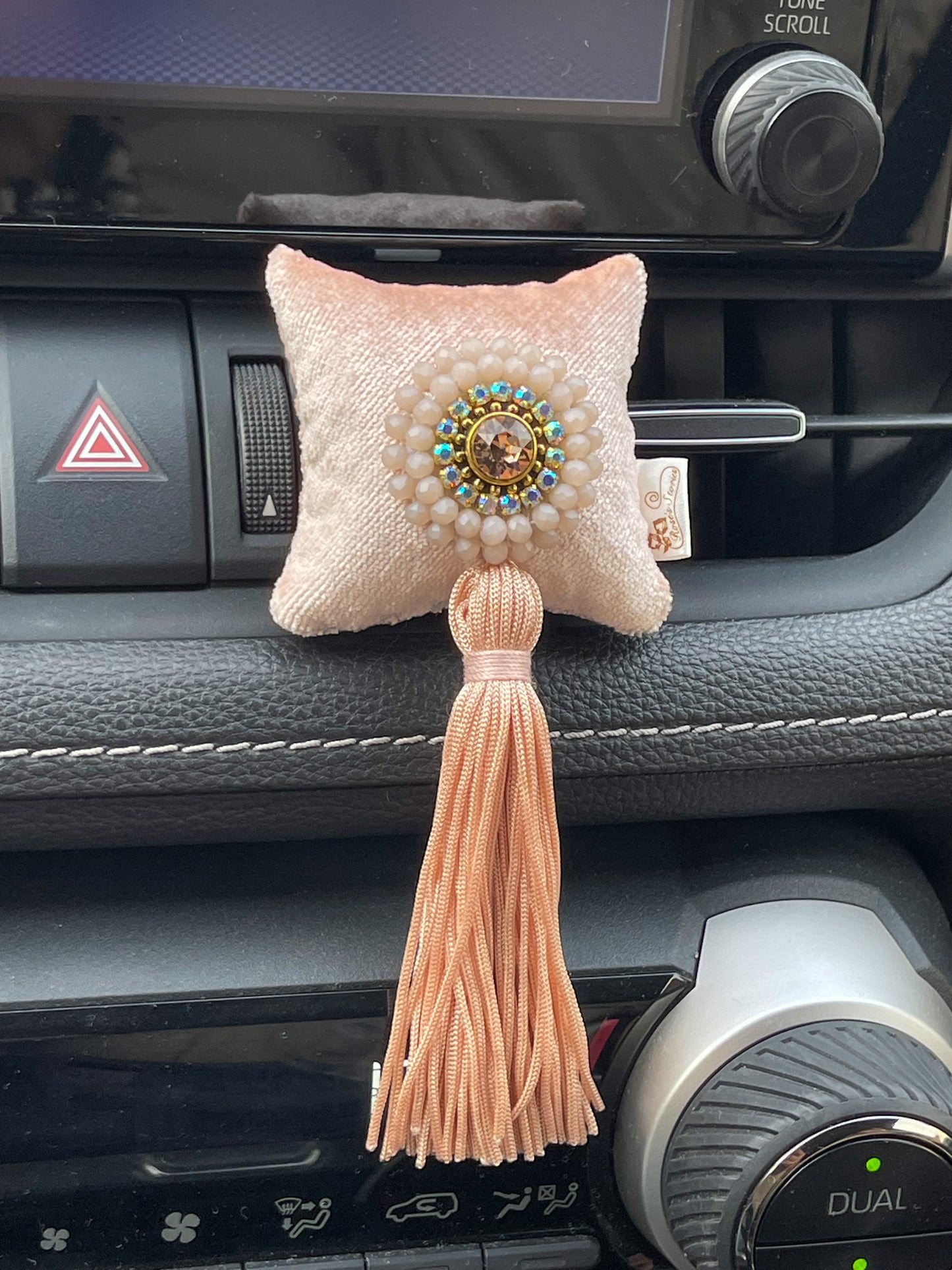 Car fragrance with sparkling crystals