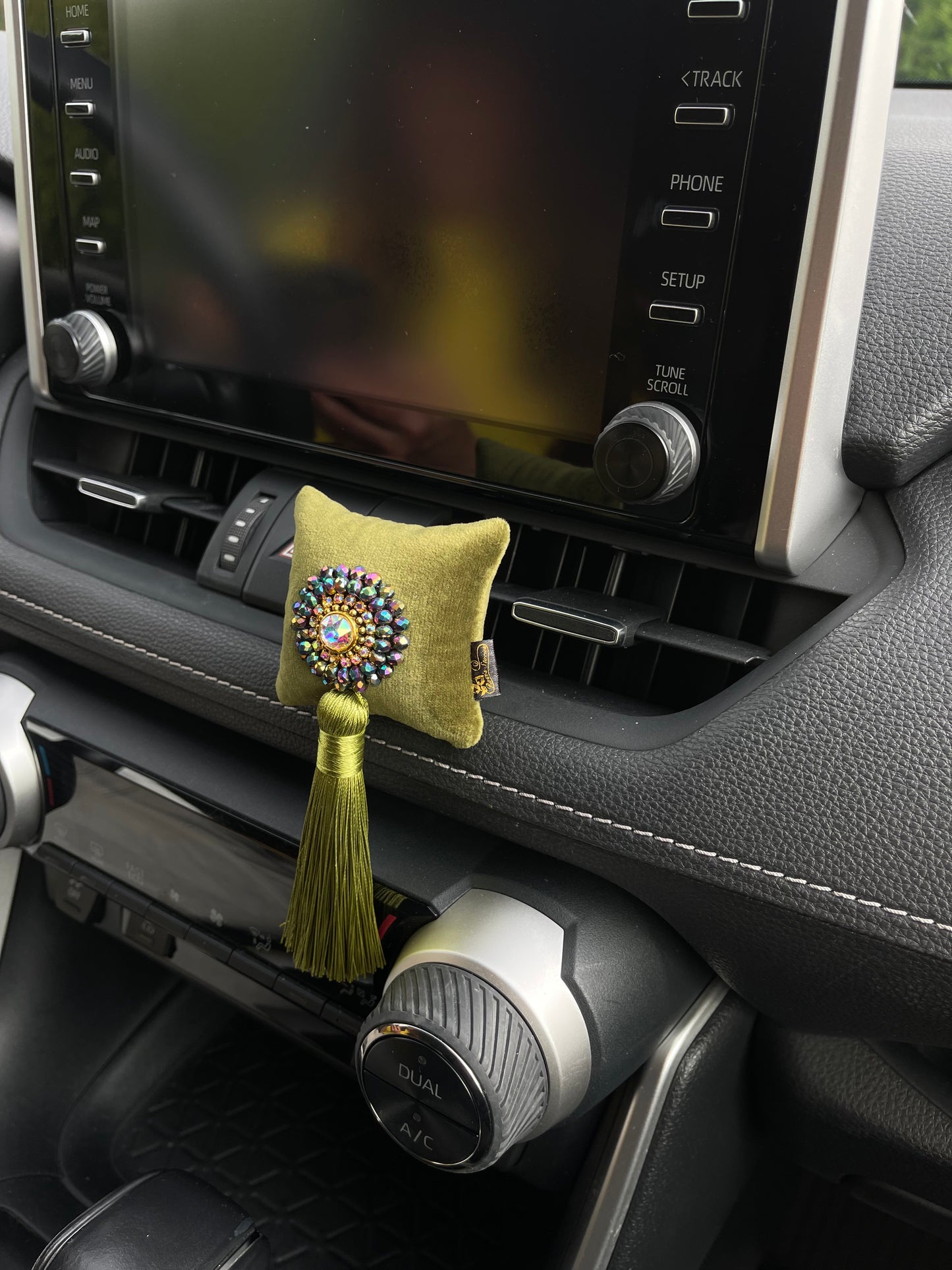 Kvapas automobiliui su žėrinčiais kristalais