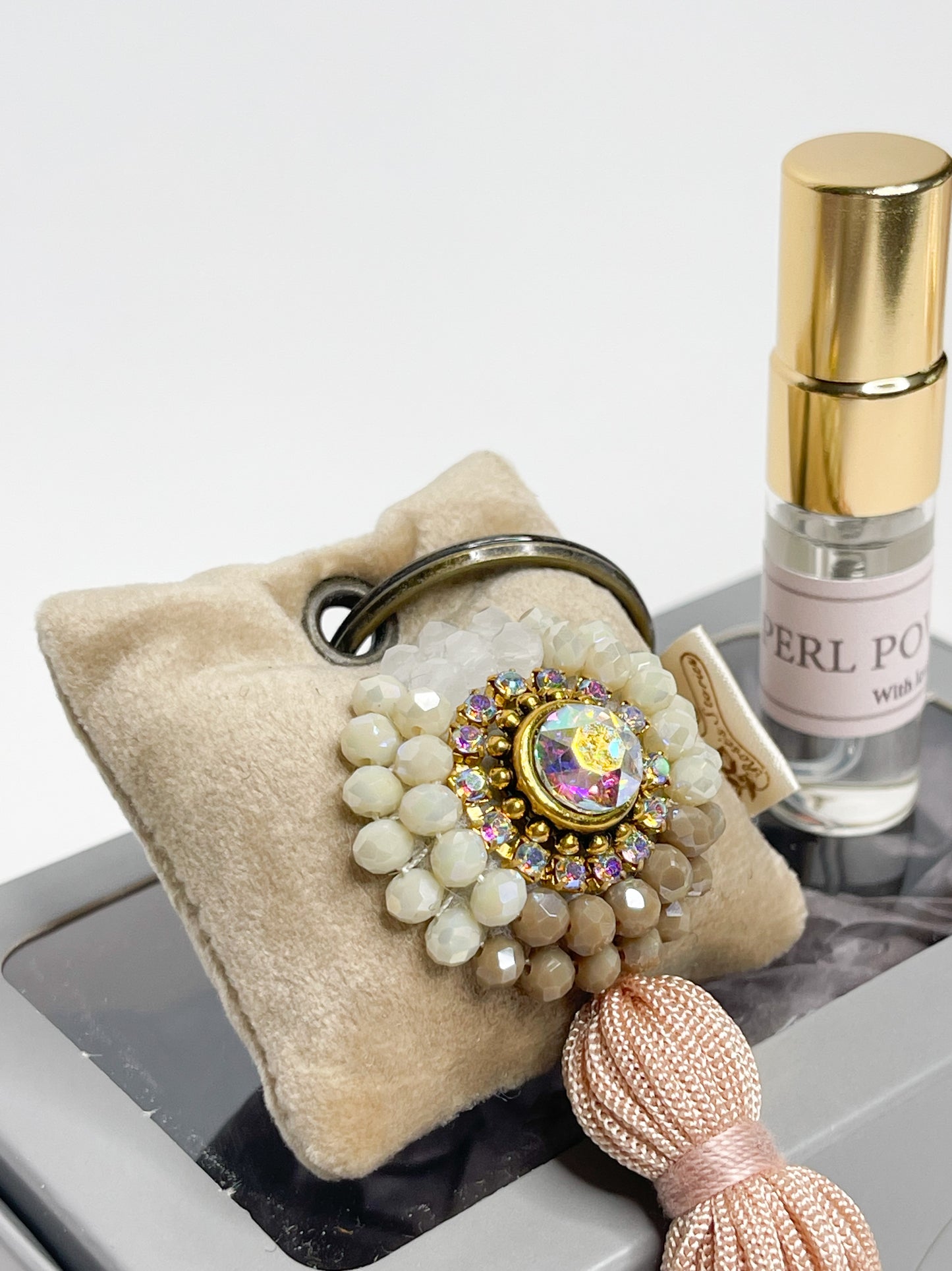 Kvepiantis raktų pakabukas su žėrinčiais kristalais