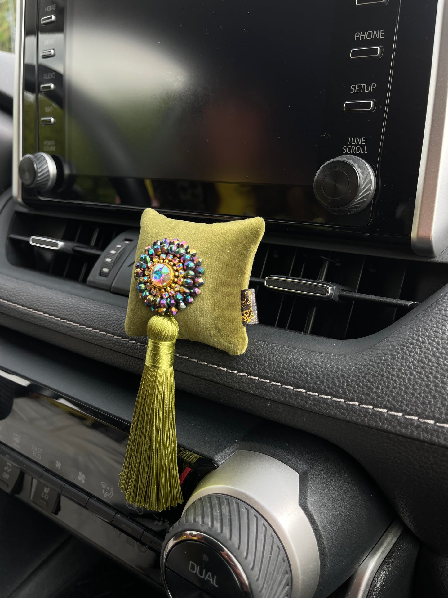 Kvapas automobiliui su žėrinčiais kristalais